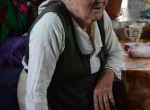 Bătrână (Dumitra Gavriloaie) în port tradiţional (prevalează caracteristicile portului Balcanic, iar sub şorţ / pestelcă se observă fusta albă, îmbrăcată peste cămaşă; broboada este legată „ciocănel”). Crihana Veche, raionul Cahul, 2015.