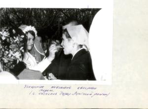 Întâmpinarea socrei mari de către mireasă. Satul Cazaclia, raionul Ciadâr-Lunga. 1981
