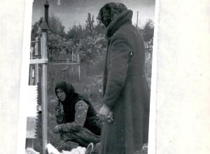 De Paștele Blajinilor la cimitir. 1981(1)
