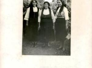 Femei în haine tradiționale de la sf. sec. XIX-înc. sec. XX. satul Colibaș, raionul Vulcănești. 1978