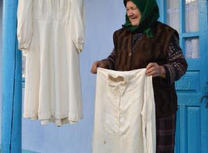 Rochie de mireasă şi cămaşă de mire (anii 50 ai sec. XX). Crihana Veche, raionul Cahul, 2014.