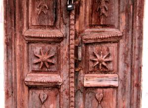 Uşă de lemn cu ornamente tradiţionale. Cinişeuţi, raionul Rezina, 2012.